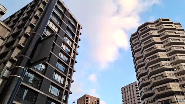 High Rise Budova Modré Obloze Pozadí Město Ulice — Stock video
