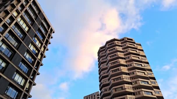Výškové Budovy Pozadí Modré Oblohy Ulice Velkoměsta — Stock video