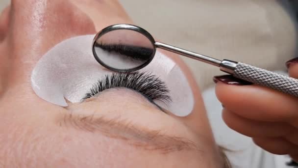 Nahaufnahme Der Wimpern Verlängerungen Schönheitssalon Nach Der Behandlung Wimperntechniker Schaut — Stockvideo