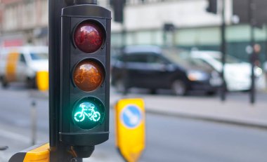 Sinyal sistemi trafik ışıklarını ve yol işaretlerini kapat.