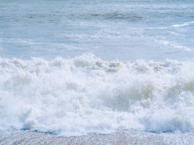 Dalgalı mavi deniz ve kumlu sahil, güzel doğal deniz manzarası, duvar kağıdı ve arka plan kopyalama alanı