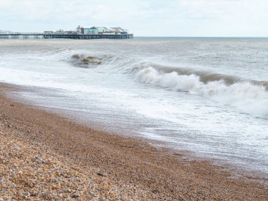 Dalgalı mavi deniz ve kumlu sahil, güzel doğal deniz manzarası, duvar kağıdı ve arka plan kopyalama alanı
