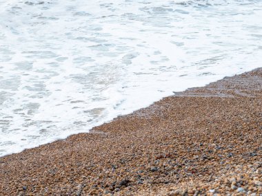 Dalgalı mavi deniz ve kumlu sahil, güzel doğal deniz manzarası, duvar kağıdı ve arka plan kopyalama alanı