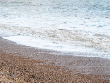 Dalgalı mavi deniz ve kumlu sahil, güzel doğal deniz manzarası, duvar kağıdı ve arka plan kopyalama alanı