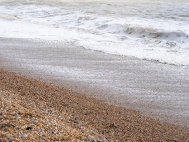 Dalgalı mavi deniz ve kumlu sahil, güzel doğal deniz manzarası, duvar kağıdı ve arka plan kopyalama alanı
