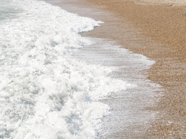 Dalgalı mavi deniz ve kumlu sahil, güzel doğal deniz manzarası, duvar kağıdı ve arka plan kopyalama alanı