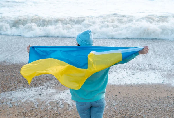 Ukrayna Bayrağı Taşıyan Mavi Kapüşonlu Mavi Şapkalı Esmer Kadın Vatanseverlik — Stok fotoğraf