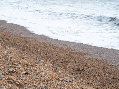 Dalgalı mavi deniz ve kumlu sahil, güzel doğal deniz manzarası, duvar kağıdı ve arka plan kopyalama alanı