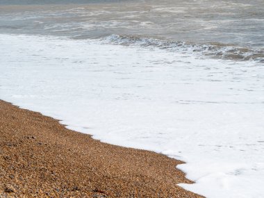 Dalgalı mavi deniz ve kumlu sahil, güzel doğal deniz manzarası, duvar kağıdı ve arka plan kopyalama alanı