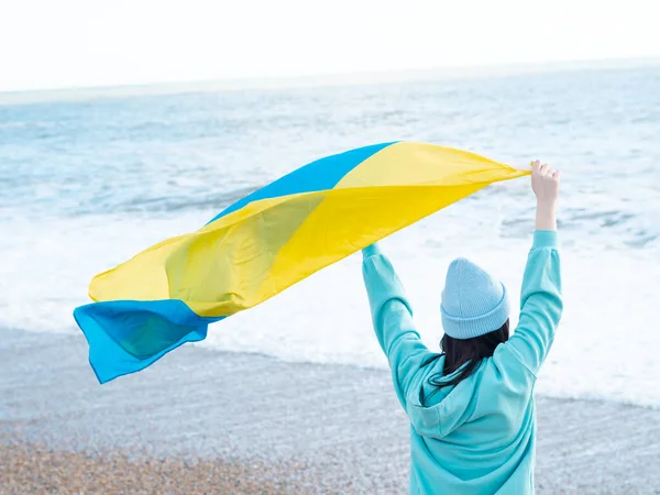 Ukrayna Bayrağı Taşıyan Mavi Kapüşonlu Mavi Şapkalı Esmer Kadın Vatanseverlik — Stok fotoğraf