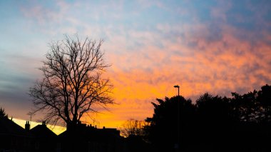 Gün batımında mavi ve turuncu gökyüzü arka planında evler. Boşluğu kopyala