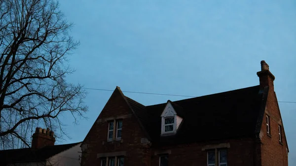 Střechy Domů Pozadí Zapadajícího Modrého Oranžového Nebe Kopírovat Prostor — Stock fotografie