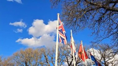 Büyük Britanya 'nın ulusal bayrağı Londra şehrinde mavi gökyüzü arka planında dalgalanıyor