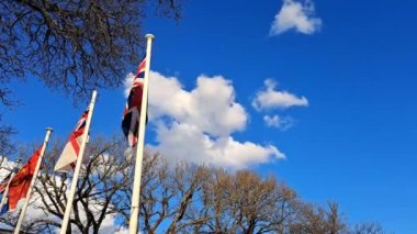 Büyük Britanya 'nın ulusal bayrağı Londra şehrinde mavi gökyüzü arka planında dalgalanıyor