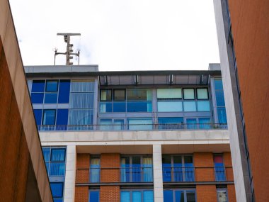 İngiltere 'de mavi gökyüzü arka planındaki evler.