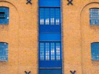 İngiltere 'de mavi gökyüzü arka planındaki evler.