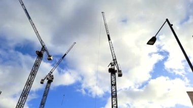 Mavi gökyüzü arka planında şehir inşaatının panoramik görünümü . 