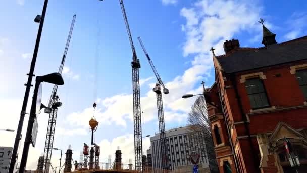 Panoramatický Pohled Stavbu Města Modrém Pozadí Oblohy — Stock video