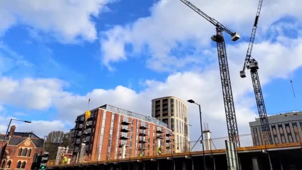 Panoramatický Pohled Stavbu Města Modrém Pozadí Oblohy — Stock video