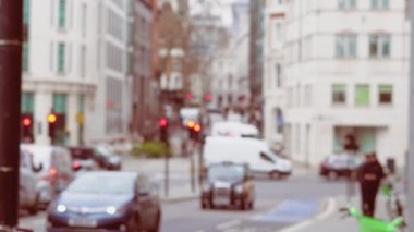 Londra şehir hayatının, araba ve otobüslerin trafik, yayalar ve bisikletçilerin bulanık görüntüleri.