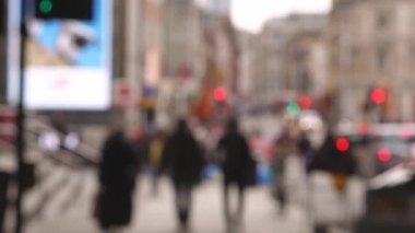 Londra şehir hayatının, araba ve otobüslerin trafik, yayalar ve bisikletçilerin bulanık görüntüleri.
