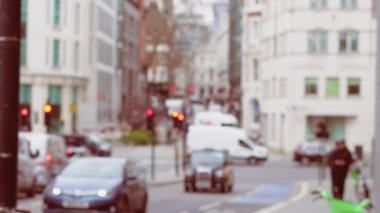 Londra şehir yaşamının, araba ve otobüs trafiğinin, yayaların ve bisikletçilerin arka plan görüntülerini bulanıklaştırdı. Yüksek kalite 4k görüntü