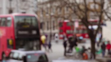 Londra şehir yaşamının, araba ve otobüs trafiğinin, yayaların ve bisikletçilerin arka plan görüntülerini bulanıklaştırdı. Yüksek kalite 4k görüntü
