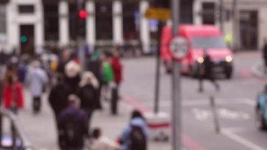 Londra şehir yaşamının, araba ve otobüs trafiğinin, yayaların ve bisikletçilerin arka plan görüntülerini bulanıklaştırdı. Yüksek kalite 4k görüntü