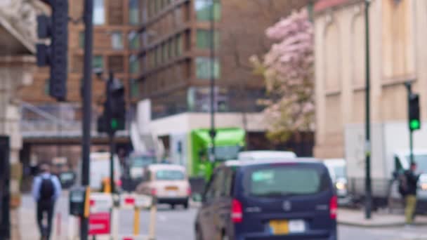 ロンドンの都市生活 車やバスの交通 歩行者や自転車の背景映像がぼやけている 高品質4K映像 — ストック動画