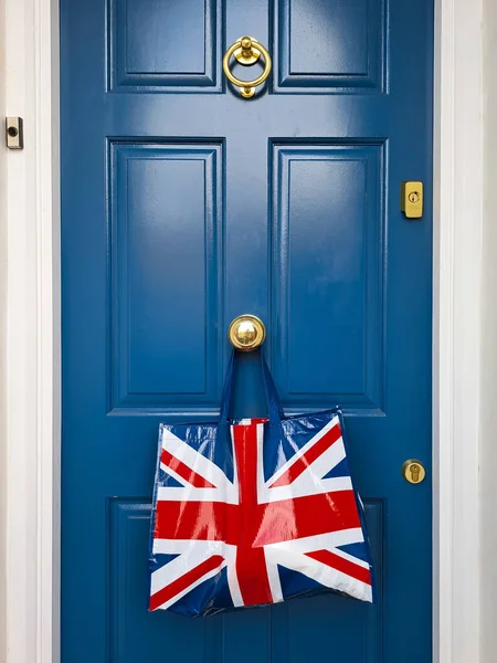 Bolsa Compras Con Bandera Británica Cerca Puerta Azul Foto Alta — Foto de Stock