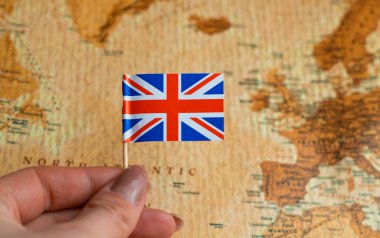 Ulusal sendika bayrağı Büyük Britanya bayrağı, dünya haritasında mavi ve kırmızı, seyahat konsepti