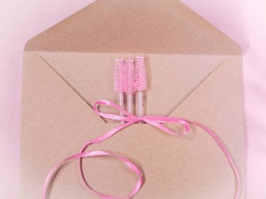 Kirpik uzatmak için kırbaç ekipmanları el işi zarfında, teslimat konsepti. Yüksek kalite fotoğraf