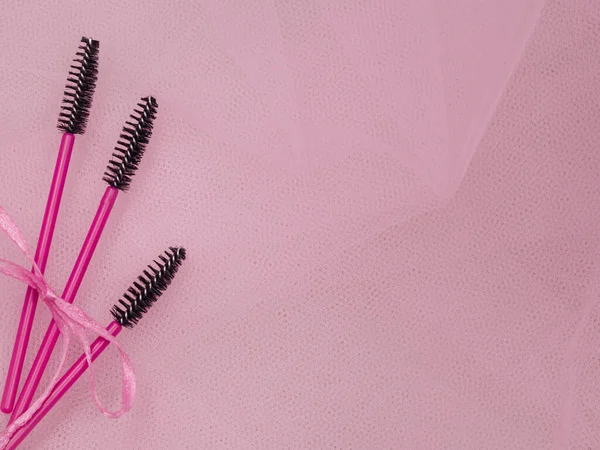 ピンクの背景に美容室でまつ毛拡張のための機器 高品質の写真 — ストック写真