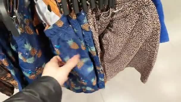 Рука Жінки Вибирає Одяг Вішалках Торговому Центрі — стокове відео