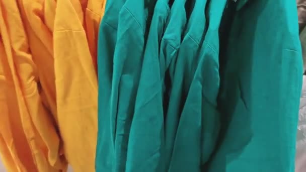 Vrouwenhand Die Kleding Kiest Hangers Het Winkelcentrum — Stockvideo