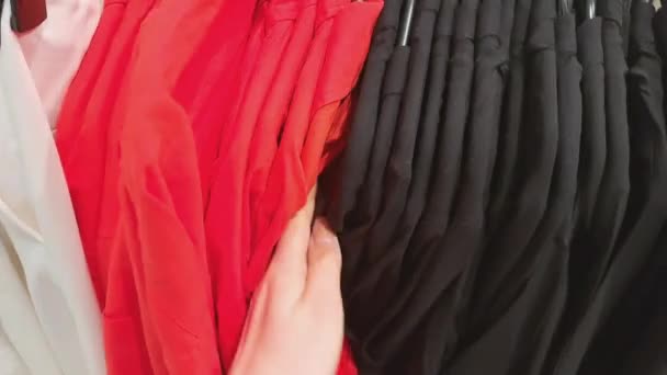 Γυναικείο Χέρι Διαλέγει Ρούχα Κρεμάστρες Στο Εμπορικό Κέντρο — Αρχείο Βίντεο