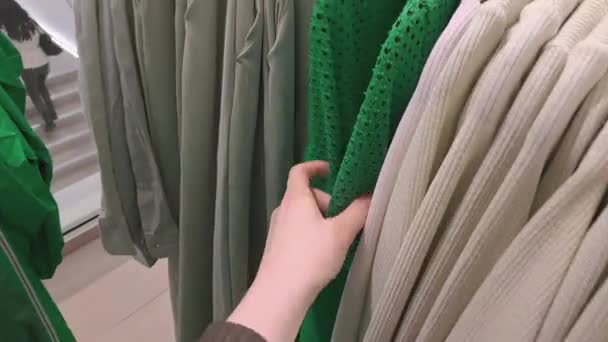 Женская Рука Выбирает Одежду Вешалках Торговом Центре — стоковое видео