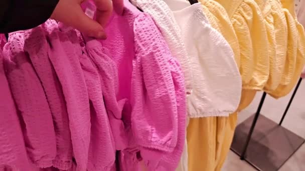 Main Femme Choisissant Des Vêtements Sur Cintres Dans Centre Commercial — Video