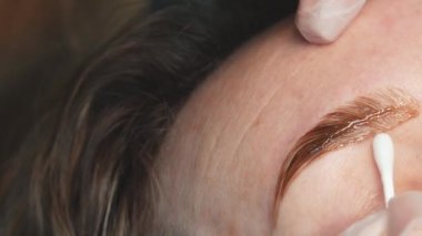 Kaş boyama işlemi, güzellik salonu tedavisi. 