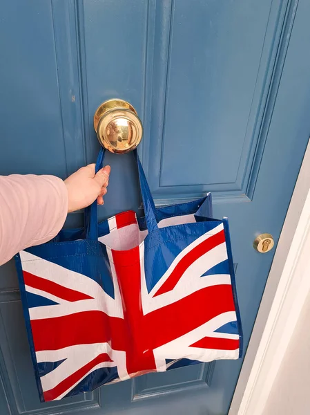 Сумка Британским Флагом Возле Голубой Двери Высокое Качество Фото — стоковое фото
