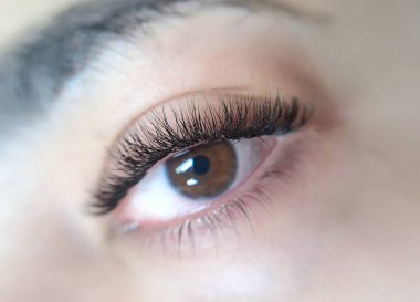 Göz kapağını kirpik uzatma, güzellik salonu tedavisiyle kapat. Yüksek kalite fotoğraf