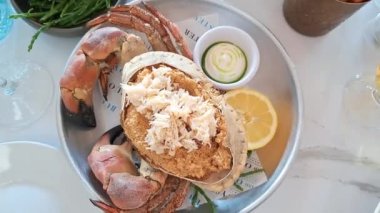 Deniz ürünleri restoranında yengeç soyan bir kadının elleri.