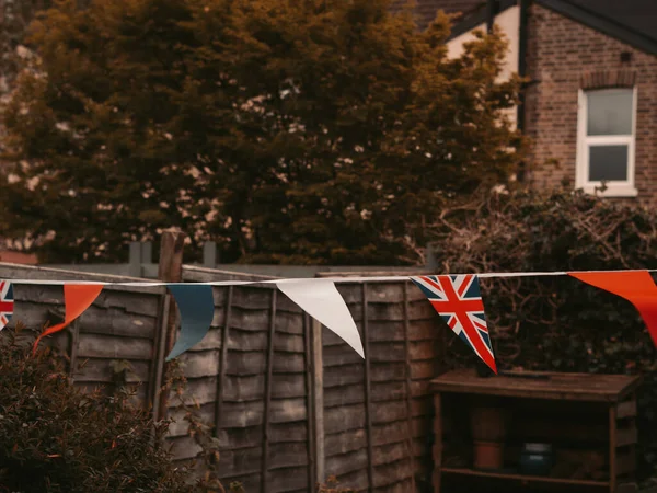 英国の国旗が英国の家の庭で風になびく 戴冠式のお祝い — ストック写真