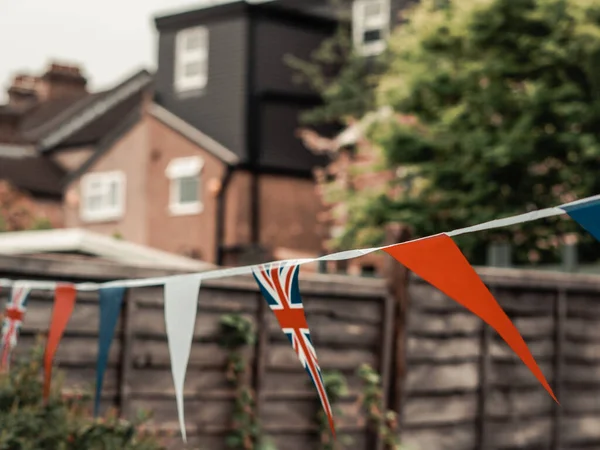 Σημαίες Της Μεγάλης Βρετανίας Κυματίζουν Στον Άνεμο Στον Κήπο Του — Φωτογραφία Αρχείου