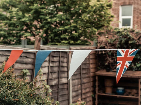 英国の国旗が英国の家の庭で風になびく 戴冠式のお祝い — ストック写真