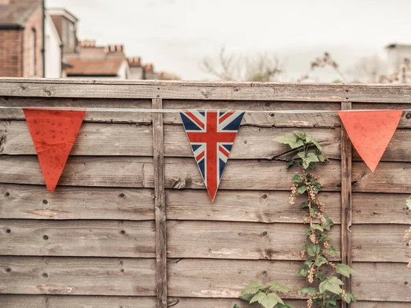Flagi Wielkiej Brytanii Machające Wietrze Ogrodzie Angielskiego Domu Uroczystość Koronacji — Zdjęcie stockowe