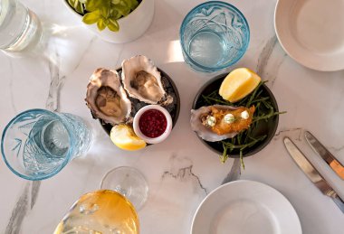 Kaynamış yengeç ve tabakta deniz kabukları restorandaki masada deniz ürünleri. Yüksek kalite fotoğraf