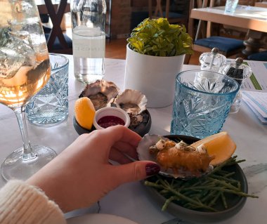 Kaynamış yengeç ve tabakta deniz kabukları restorandaki masada deniz ürünleri. Yüksek kalite fotoğraf