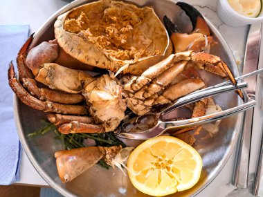 Kaynamış yengeç ve tabakta deniz kabukları restorandaki masada deniz ürünleri. Yüksek kalite fotoğraf
