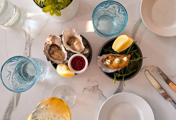 Gekochte Krabben Und Muscheln Teller Meeresfrüchte Auf Dem Tisch Restaurant — Stockfoto